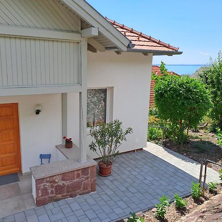 Belvarosi Haz Gyoenyoeru Panoramaval Balatonalmádi Екстериор снимка