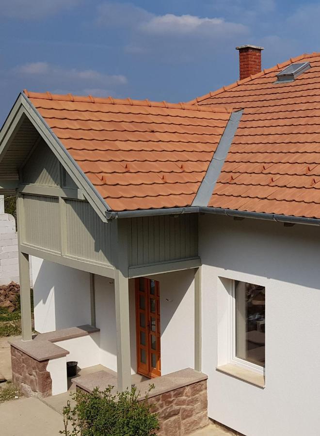 Belvarosi Haz Gyoenyoeru Panoramaval Balatonalmádi Екстериор снимка