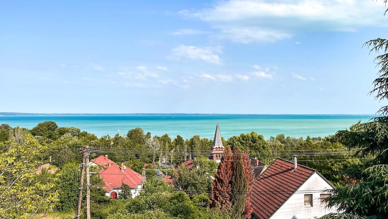 Belvarosi Haz Gyoenyoeru Panoramaval Balatonalmádi Екстериор снимка