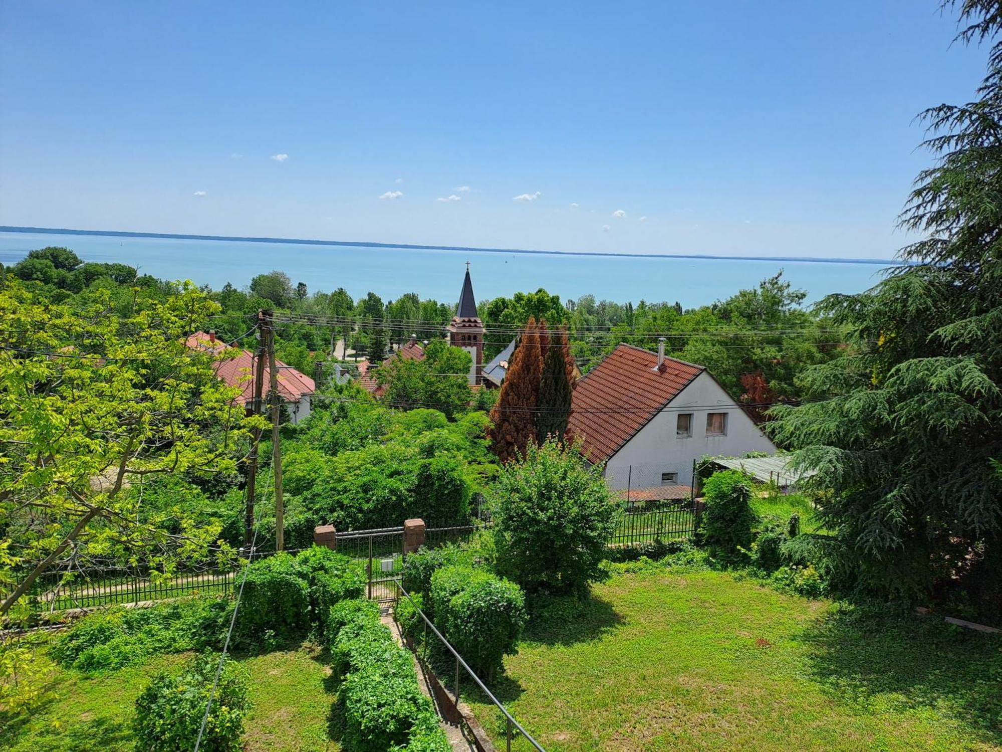 Belvarosi Haz Gyoenyoeru Panoramaval Balatonalmádi Екстериор снимка